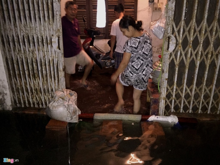 Canh chay lut trong tran mua lon nhat nam o Ha Noi hinh anh 11