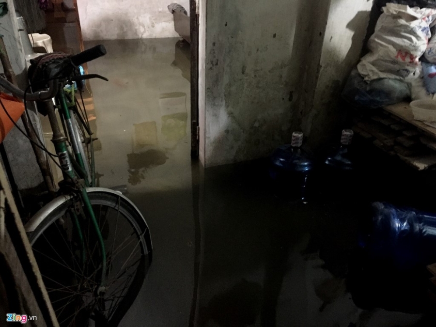 Canh chay lut trong tran mua lon nhat nam o Ha Noi hinh anh 12