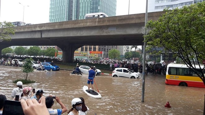 Chang Tay cheo ‘thuyen om’ giua pho ngap lut o Ha Noi hinh anh 1