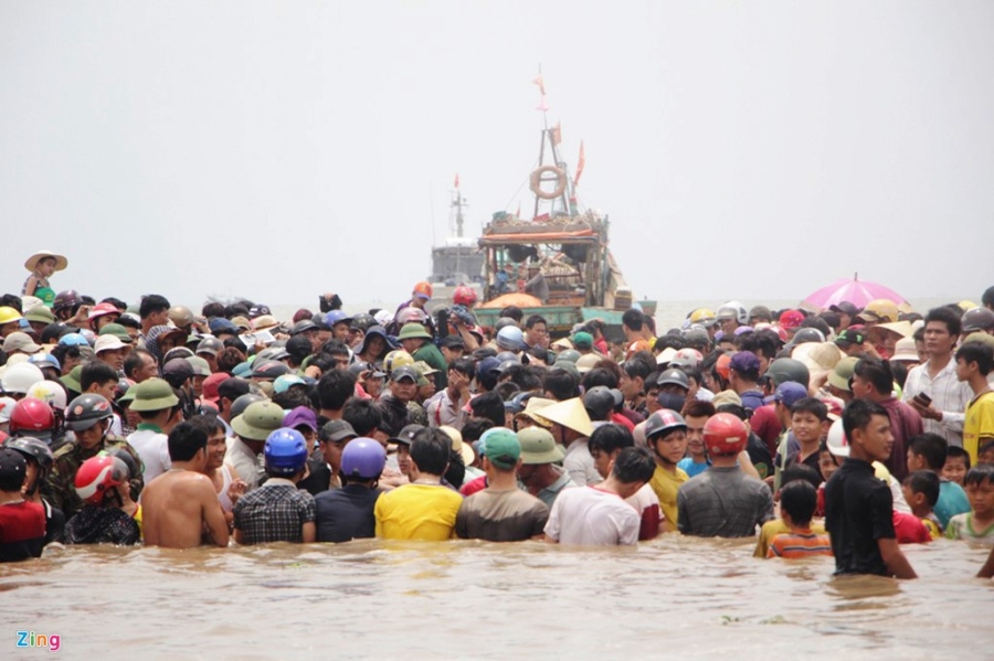 Dan ho reo khi giai cuu thanh cong ca voi khong lo hinh anh 12
