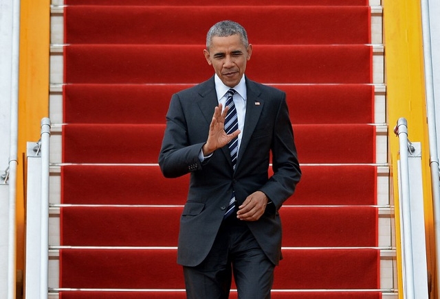  Tổng thống Obama vẫy tay chào khi đặt chân tới thành phố Hồ Chí Minh ngày 24/5 (Ảnh: AFP) 
