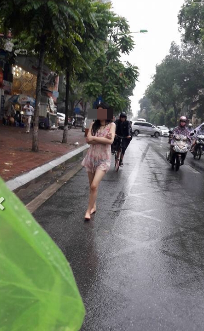 Hành động quá khó hiểu của cô gái giữa phố Hà Nội ngày mưa - Ảnh 4.