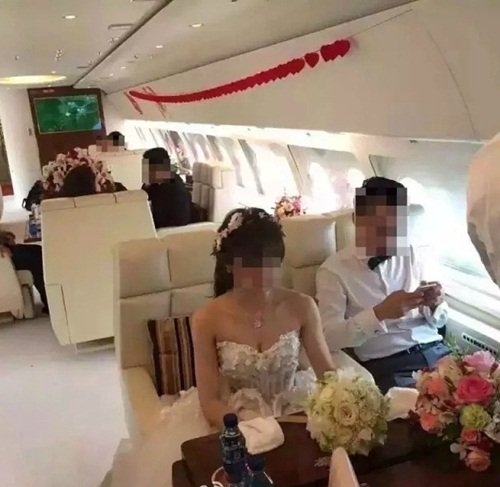 Lác mắt với màn rước dâu bằng chuyên cơ hạng sang - Ảnh 3 Lác mắt với màn rước dâu bằng chuyên cơ hạng sang - Ảnh 3