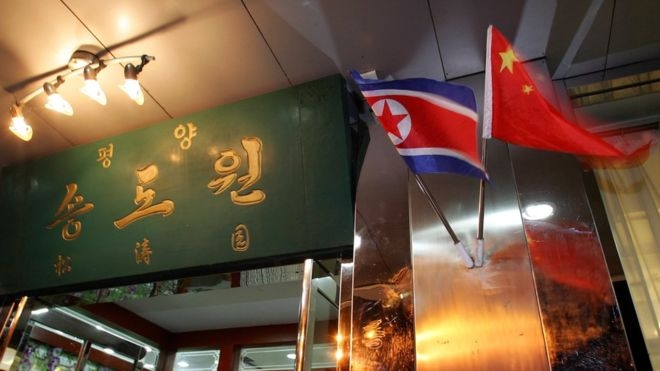 Cờ Triều Tiên và Trung Quốc treo bên ngoài một nhà hàng Triều Tiên (Ảnh: Getty)
