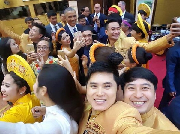 bức ảnh chen nhau chụp với ông Obama gây tranh cãi