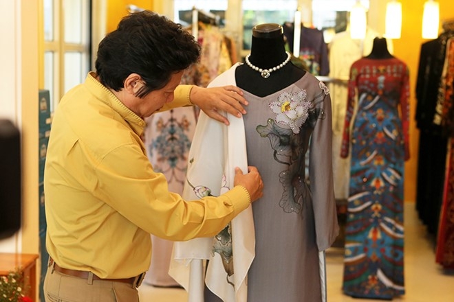 Viet Nam tang phu nhan Tong thong My ao dai hoa sen hinh anh 2