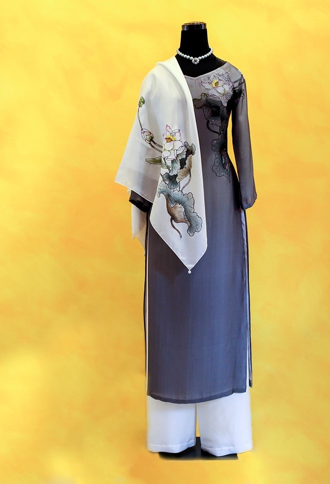 Viet Nam tang phu nhan Tong thong My ao dai hoa sen hinh anh 5