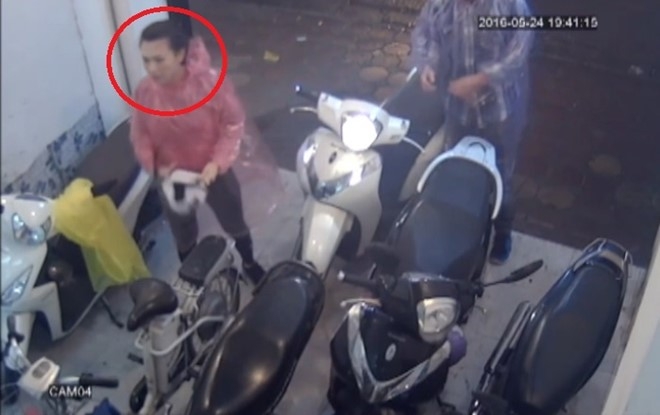 Doi nam nu dan canh trom SH o Ha Noi hinh anh 1