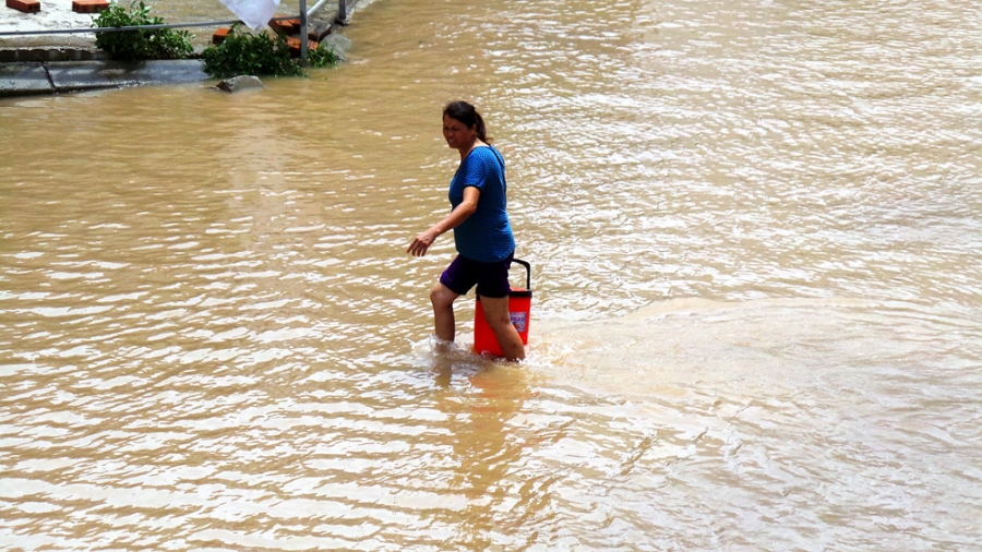 Người dân phải lội bộ để ra vào tòa nhà.