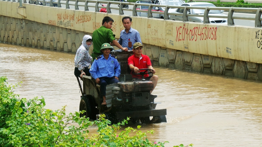 Giải cứu những người dân mắc kẹt tại khu nhà.