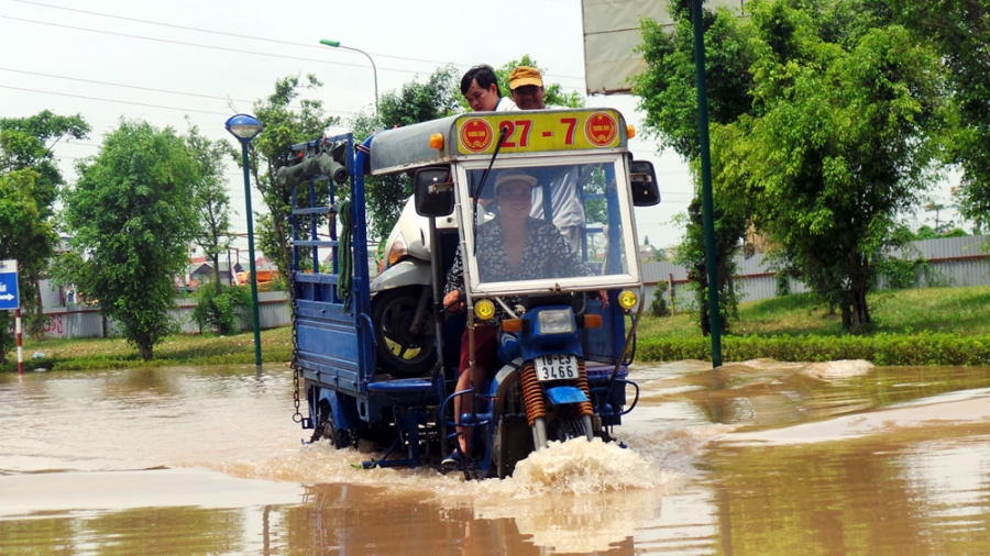 Nhẩm tính sơ sơ, hơn 1 ngày qua, chủ xe ba bánh này mới kiếm được... vài triệu đồng.
