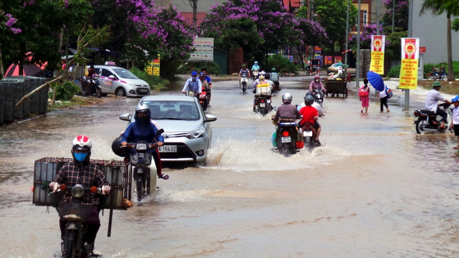 Cách khu HH2 không xa, đoạn đường trước cổng khu đô thị Đô Nghĩa vẫn ngập nước.