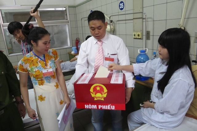 Cử tri bầu cử đại biểu Quốc hội và HĐND các cấp tại bệnh viện (Ảnh Mạnh Thắng)
