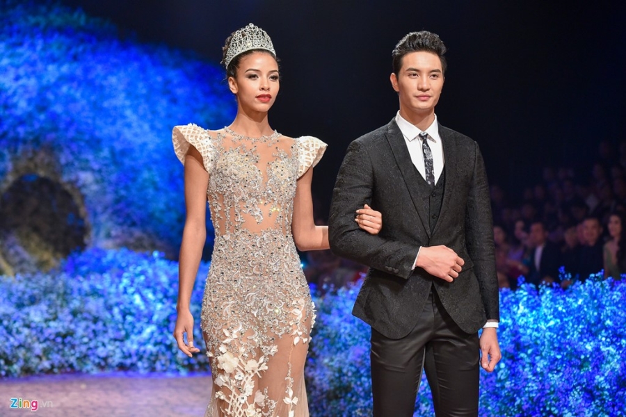 Hoa hau Phap noi bat khi catwalk cung Pham Huong hinh anh 2