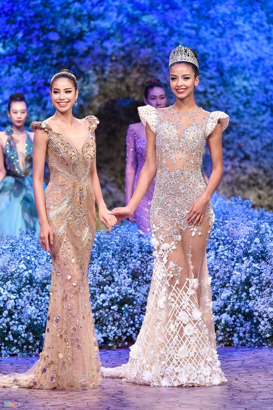 Hoa hau Phap noi bat khi catwalk cung Pham Huong hinh anh 3