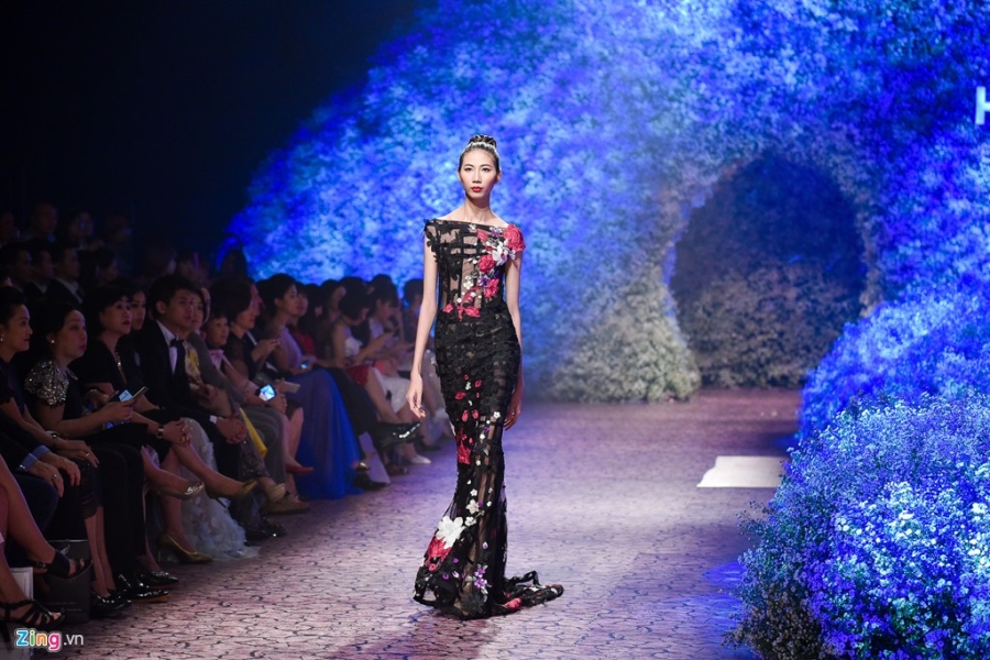 Hoa hau Phap noi bat khi catwalk cung Pham Huong hinh anh 6
