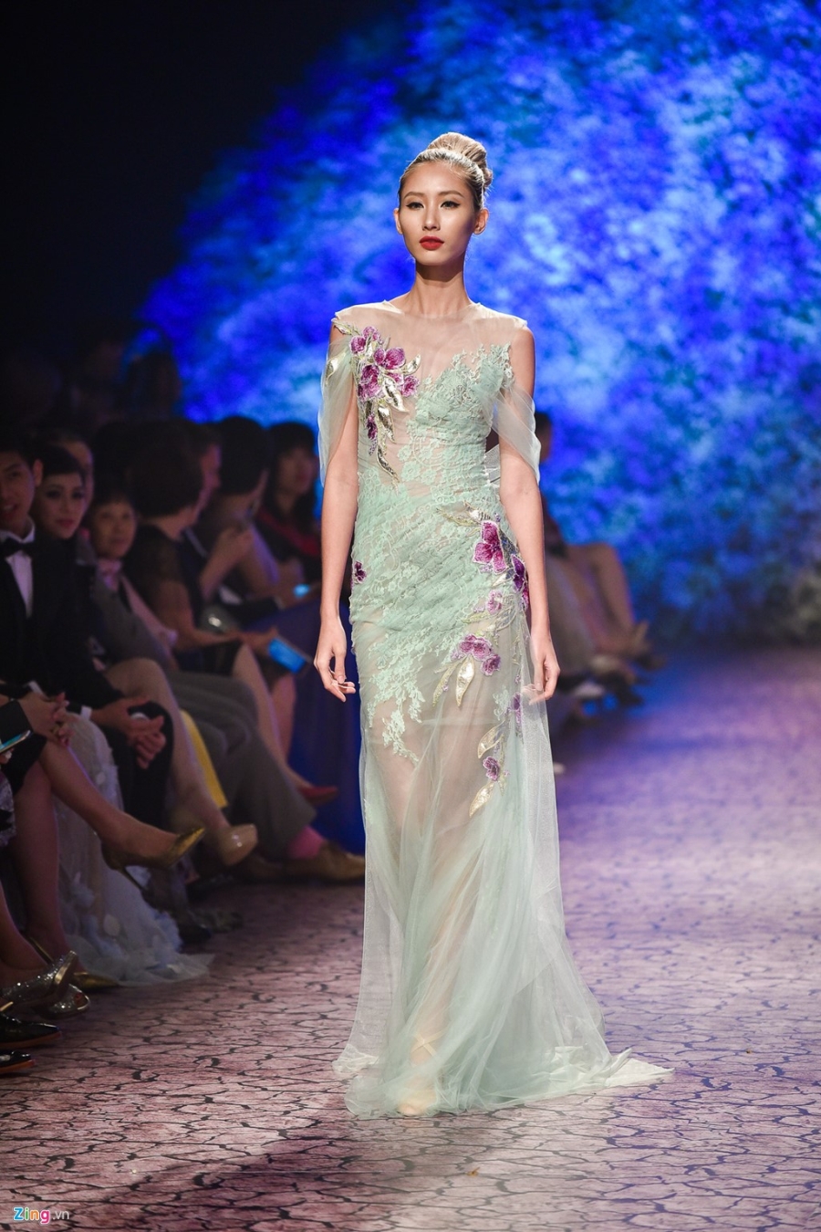 Hoa hau Phap noi bat khi catwalk cung Pham Huong hinh anh 7