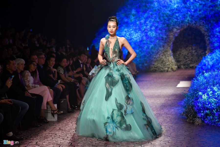 Hoa hau Phap noi bat khi catwalk cung Pham Huong hinh anh 9