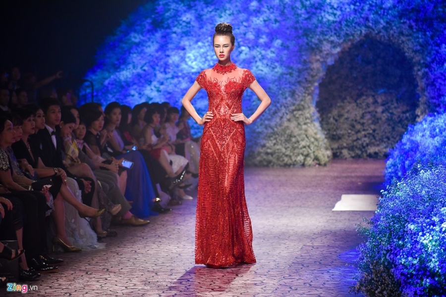 Hoa hau Phap noi bat khi catwalk cung Pham Huong hinh anh 10