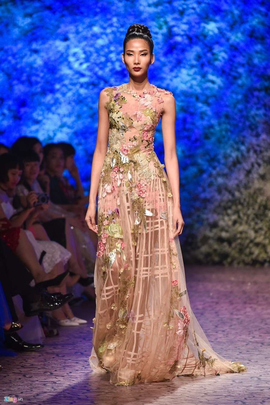 Hoa hau Phap noi bat khi catwalk cung Pham Huong hinh anh 13