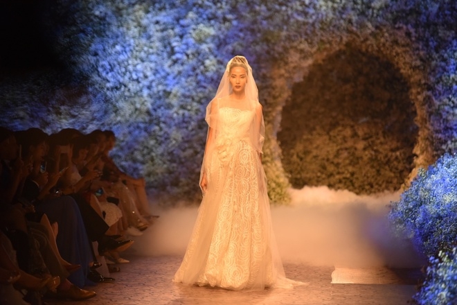 Hoàng Hải dựng đồi hoa tươi 500 triệu đồng làm sàn catwalk