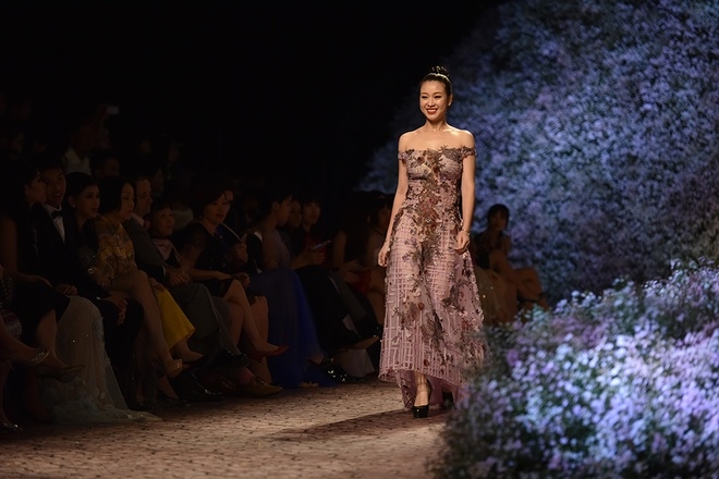 Hoàng Hải dựng đồi hoa tươi 500 triệu đồng làm sàn catwalk