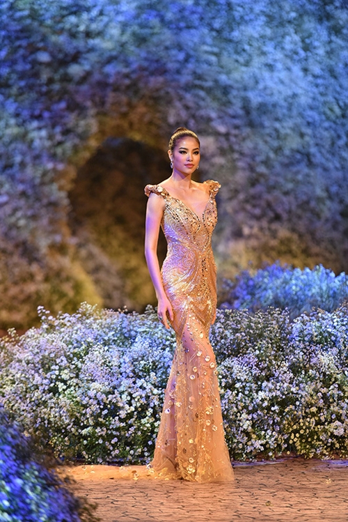 Hoàng Hải dựng đồi hoa tươi 500 triệu đồng làm sàn catwalk