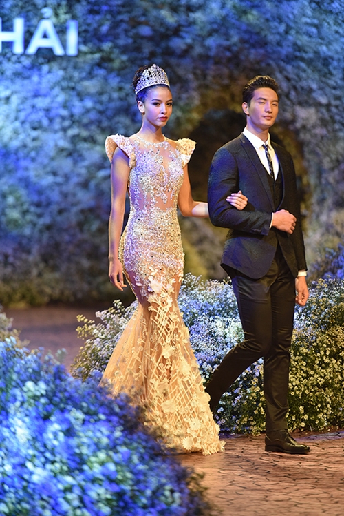 Hoàng Hải dựng đồi hoa tươi 500 triệu đồng làm sàn catwalk