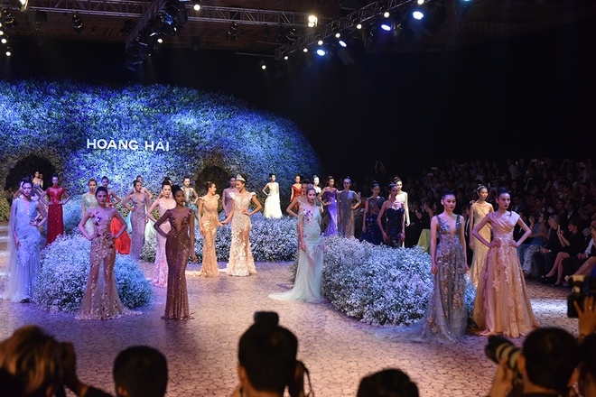 Hoàng Hải dựng đồi hoa tươi 500 triệu đồng làm sàn catwalk