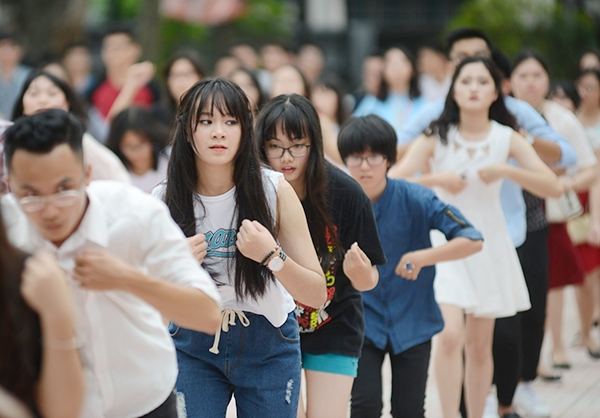 400 bạn trẻ tham gia màn nhảy flashmob