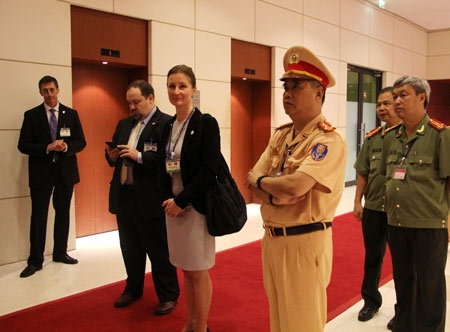 Đại tá Đào Vịnh Thắng cùng lực lượng an ninh Mỹ, an ninh Việt Nam làm nhiệm vụ bảo vệ an ninh trật tự tại Trung tâm Hội nghị Quốc gia khi Tổng thống Obama có buổi làm việc