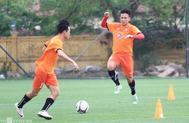 Tuyển Việt Nam phải tập nhờ sân đội U21 vì trời mưa - ảnh thể thao