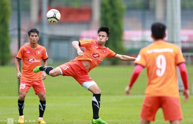 Tuyển Việt Nam phải tập nhờ sân đội U21 vì trời mưa - ảnh thể thao