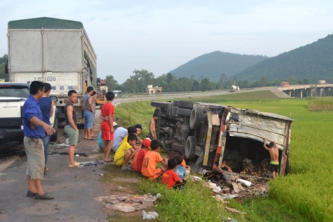 Xe container tong oto tai vang xuong ruong hinh anh 1