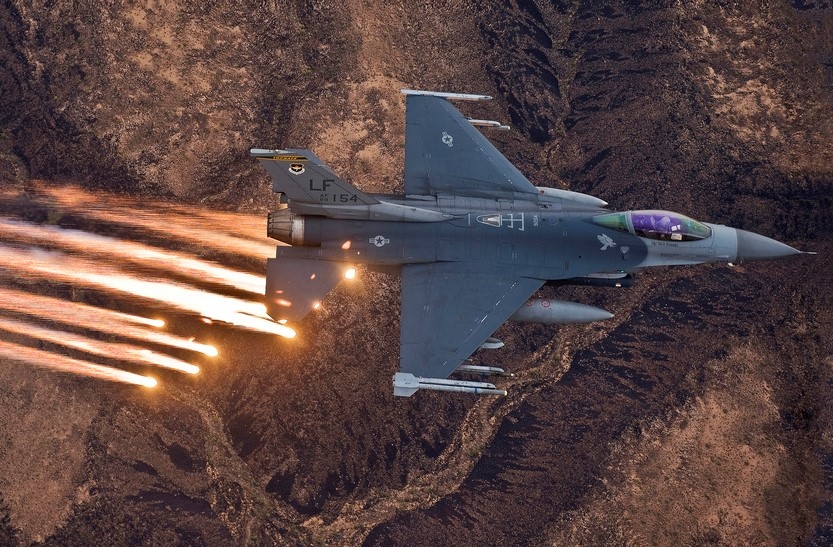 Tiêm kích F-16 thả pháo sáng trong một cuộc tập trận. Ảnh: USAF