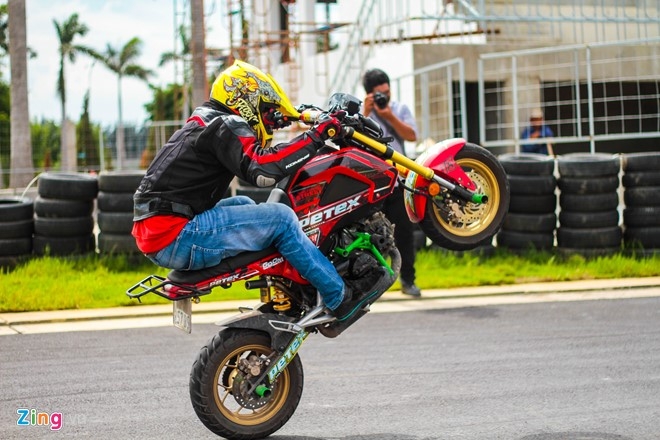Chuyen gia My huong dan ky thuat stunt cho biker Viet hinh anh 1