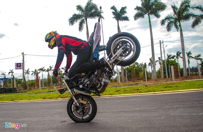 Chuyen gia My huong dan ky thuat stunt cho biker Viet hinh anh 2