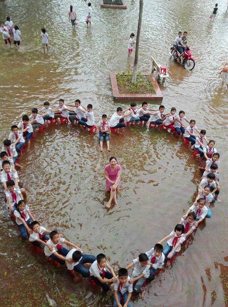 hoc-sinh-xep-hinh-trai-tim-chup-anh-ky-yeu-giua-san-truong-ngap-nuoc-1