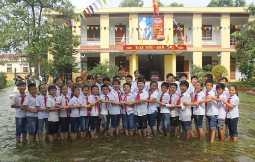 hoc-sinh-xep-hinh-trai-tim-chup-anh-ky-yeu-giua-san-truong-ngap-nuoc-2