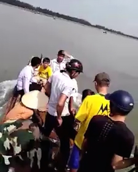  Người dân địa phương thuê thuyền ra xem cá. 