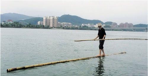  Fang Shuyun vượt sông chỉ bằng một thanh tre duy nhất 