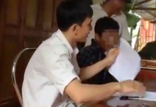  Người đàn ông lạ mặt (áo đen) nghi bắt cóc trẻ em được Công an xã Công Liêm, huyện Nông Cống đưa về trụ sở làm việc. 