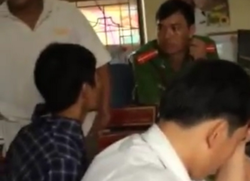 Người đàn ông này được xác định có biểu hiện về mặt thần kinh (Ảnh cắt từ clip)