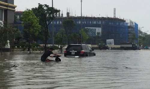 Ô tô ngập nước, cư dân khu đô thị mới thiệt hại tiền tỷ - ảnh 1