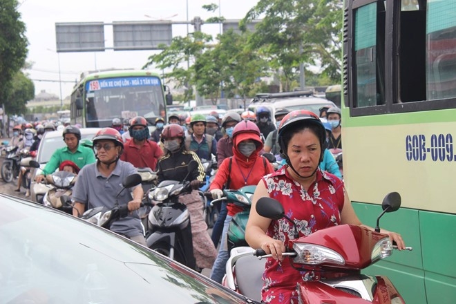 Oto noi duoi 2 km vao sang som o cua ngo Sai Gon hinh anh 1