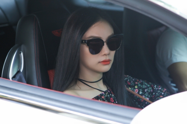 thu-thuy-ngoi-sieu-xe-bently-di-shopping