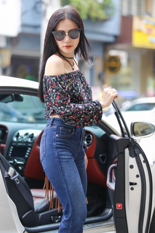 thu-thuy-ngoi-sieu-xe-bently-di-shopping-1