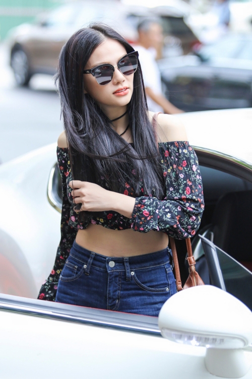 thu-thuy-ngoi-sieu-xe-bently-di-shopping-2