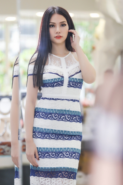 thu-thuy-ngoi-sieu-xe-bently-di-shopping-6