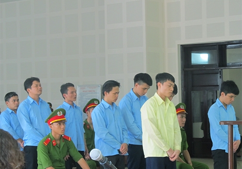 hang-rao-40-canh-sat-bao-ve-phien-xu-hai-nhom-giang-ho-hon-chien
